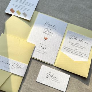 Už brzy si řeknou své ano 💛 Tohle minimalistické, a přitom velmi promyšlené oznámení jsem tvořila na míru Veronice a...