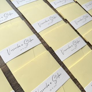 💛 Obálky, které zaujmou na první pohled U svatebního oznámení Veroniky a Stefana jsme zvolili vanilkově žluté obálky s...