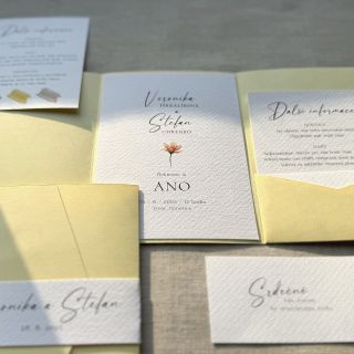 ✨ Jemná elegance a přírodní tón ✨ Minimalistický design, strukturovaný papír a vanilkově žluté obálky tvoří harmonický...