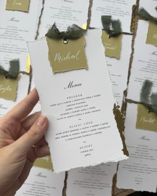 Krásná menu v zelených tónech s malou khaki mašličkou a zlacenými rohy. Byla to vyloženě srdcovka ♥ #menu #svatebnimenu...