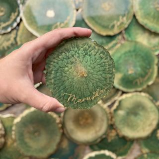 Smaragdová elegance 💚 Nevěsta si sama odlila tyto nádherné geody z pryskyřice, ty ještě opatřila zlatými okraji a já měla...