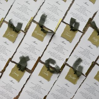 Za každým detailem je spousta hodin trpělivé práce ⏳ Každé z těchto svatebních menu prošlo rukama hned několikrát – trhání...