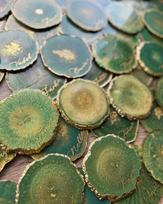 Zelené tóny, zlaté detaily a kus srdce nevěsty 💚✨ Tyto smaragdové geody z pryskyřice s pozlacenými okraji a kaligrafickými...