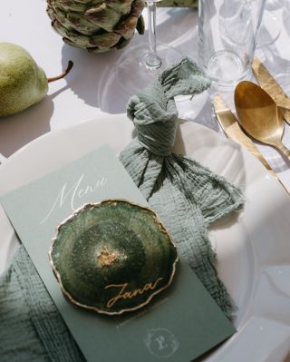 Závěrem vám servíruju ještě jedno ohlédnutí za opravdu pracnými unikátními jmenovkami, které doplnily celou svatební...