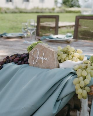 Nevěsty si pro svou svatební tabuli vysnily tyto jedinečné nepřehlédnutelné kameny jako značení stolů a se mnou korigovaly...